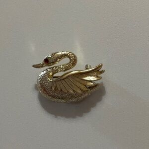 Gerry’s Swan Brooch Pin Textured Gold-Tone Metal and Red Eye